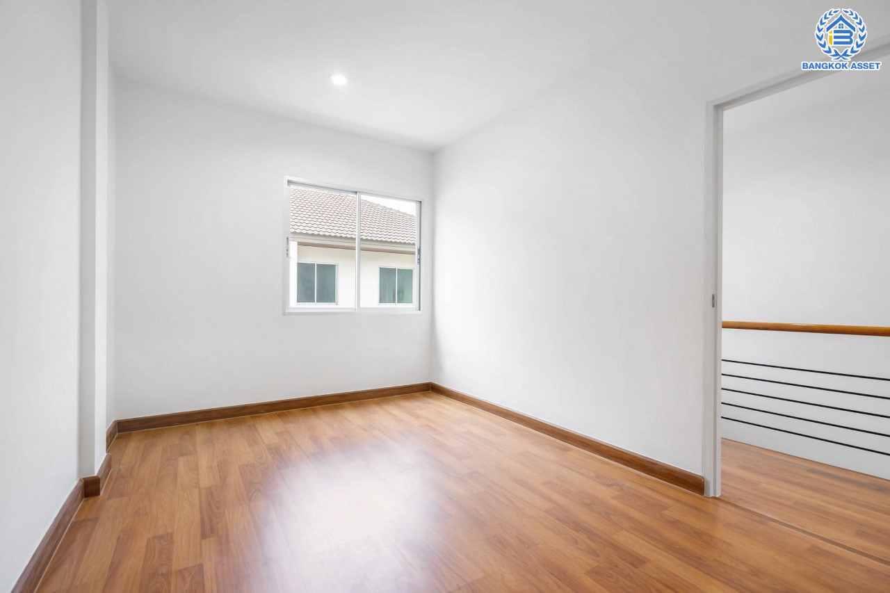 บ้านมือสองตกแต่งใหม่ ม.วิสต้าปาร์ค แจ้งวัฒนะ ทาวน์โฮม 3 ชั้น บนเนื้อที่ 22.8 ตร.ว. ฟังก์ชัน 3 ห้องนอน 3 ห้องน้ำ Master Bedroom เชื่อมต่อ Walk in Closet พร้อม Built-in ตู้เสื้อผ้าดีไซน์เรียบหรู บนทำเลโซนเมือง ใกล้ทางด่วน และเซ็นทรัลแจ้งวัฒนะ และเพียง 10 นาทีถึง รถไฟฟ้า "สถานีศูนย์ราชการนนทบุรี"